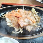 たまおか食堂 - もやし・キャベツを敷いた鉄板の上に豚肉をのせています