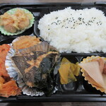 食事と喫茶 もとまち - お弁当600円（平目のに付けと煮込みハンバーグ）