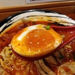 俺の中華たなか家 - 「味玉」蓮華リフト⤴️こちらも真っ赤Σ(ﾟ∀ﾟﾉ)ﾉｷｬｰ(笑)
