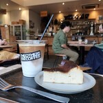 The Otherside Coffee - アイスカフェラテとバスクチーズケーキ