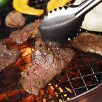 げんかや - 料理写真:お肉を焼くシーン