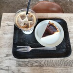 ジ・アザーサイド・コーヒー - アイスカフェラテとバスクチーズケーキ