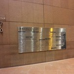 安っぽい作りのビルではなく『これが首都のビルだ！』と言わんばかりの厚みのあるビル。