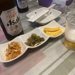 韓国家庭料理 味楽 - ビールと付き出し　もやしとジャコキムチと卵焼き