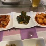 韓国家庭料理 味楽 - キムチ盛り合わせ　左から白菜、きゅうり、大根