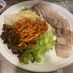 韓国家庭料理 味楽 - ボサム　野菜はチシャと大根キムチと白キムチ