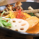 札幌スープカレー絲 - 10種類の彩り野菜と根菜（10辛）　アップ