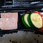 キッチン ブルー グローブ - 左はスパム？では無くテリーヌかな？