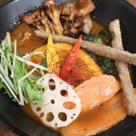 札幌スープカレー絲 - 10種類の彩り野菜と根菜（10辛）