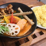 札幌スープカレー絲 - 10種類の彩り野菜と根菜（10辛）とターメリックライス大盛