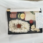 キッチン ブルー グローブ - 保冷剤と共に、白身魚の擂り身と海老と長芋のテリーヌ弁当