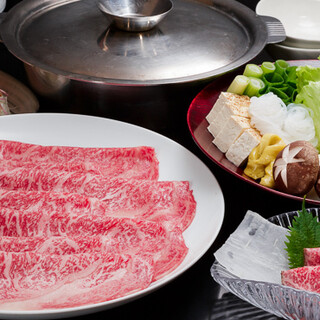 寿喜烧套餐是必嚐的。使用嚴選黑毛和牛的肉菜