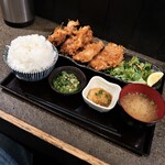 炭火焼 飯や 武平次 - 若鶏の唐揚げ定食　950円