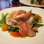 ビストロ　イイダ - 美食家サラダ♪いろいろのって楽しみ♡燻製のしめさばが☆