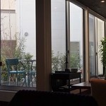 ビストロ　イイダ - 広めのテーブル4人かけが四つ・・大きな窓の外