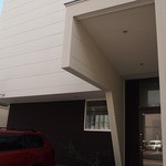 ℗は店前3台、道挟んで亀の甲も利用可