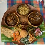 シナモンガーデン - カレーが3種のおもてなしプレート。今日の日替りカレーはビーフです。