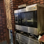 ステーキ・海鮮　リヤン・ド・ファミーユ - スチームコンベクションオーブンの中でハンバーグを焼きます