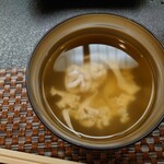 Uwo ni - 家でとりあえず作ってみました、的な味わい
                      
                      醤油味で出汁感が薄めに感じる
                      何とか水っぽくない程度
                      
                      家だったら加熱し直して
                      顆粒出汁をもっと入れたくなるだろう