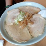 Sakae Ramen - チャーシューメン1100円(税込)
                        相変わらず出汁の効いたスープが美味い♪
                        飲み過ぎは身体に良くないけど、永遠と飲んでられます。胡椒を一振りするのも好き。
                        焼豚も変わらぬ柔らかさで歯がなくてもイケます