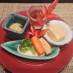 京橋 婆娑羅 - 前菜 野菜の下はチーズ、胡麻豆腐、白子にジュレ、あとは忘れたが一番美味