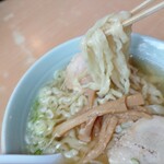 Sakae Ramen - しょうゆラーメン850円(税込)
                        相変わらず出汁の効いたスープが美味しい♪
                        飲み過ぎは身体に良くないけど、永遠と飲んでられます。胡椒を一振りするのも好き。
                        焼豚も変わらぬ柔らかさで歯がなくてもイケます