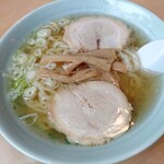 Sakae Ramen - しょうゆラーメン850円(税込)
                        相変わらず出汁の効いたスープが美味しい♪
                        飲み過ぎは身体に良くないけど、永遠と飲んでられます。胡椒を一振りするのも好き。
                        焼豚も変わらぬ柔らかさで歯がなくてもイケます