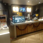 マクドナルド - マックカフェのカウンター　マカロンがショーケースに入ってます。