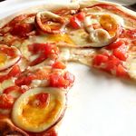 スルメイカとトマトのピザ