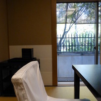 京懐石 吉泉 - お部屋は畳敷きに、テーブルを置いた席。窓の外は「糺の森」見えます。
