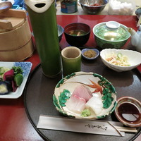 やげんぼり 赤坂店 - お膳と日本酒　浦霞　竹筒　　カウンター席インテリア