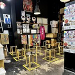 麺屋 丈六 - 待合スペース（椅子に番号が付いてます）