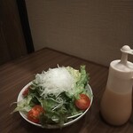 とり乃屋 - サラダ、玉ねぎスライスが多めです。