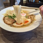 なると家 - 海老塩ワンタン麺_味玉サービス(2023.12)