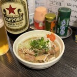 やきとん 豚番長 - 瓶ビール（大）¥810、煮込み¥380