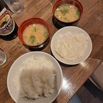 洋食の朝日 - 先にライスと味噌汁が提供され……