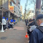 洋食の朝日 - 平日の、開店30分前に到着したのに　既にこの行列！