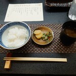 Uwo ni - ▷食事
                      ◯浅利の赤出汁
                      薄味気味で出汁感が控えめな味わい
                      ご飯と香の物が提供されてから25分も待つことに（笑）
                      
                      ◯釜炊き御飯
                      釜焚きの良さは特に感じなかった
                      普通な味わいに感じた