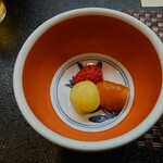 Uwo ni - ▷水菓子
                      ◯あんぽ柿
                      甘味はシッカリとはあった
                      ◯とちおちめ
                      普通ないちごな味わい
                      ◯シャインマスカット
                      他の店で食べたとき程、甘味を感じなかった
                      
                      普通の巨峰よりは甘味感はあるけど
                      