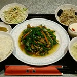 四川料理刀削麺 川府 - 川府 神保町店 青椒肉絲定食 580円 に無料セルフサービスの2品を添えて