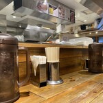 松戸中華そば 富田食堂 - カウンター席からの眺め