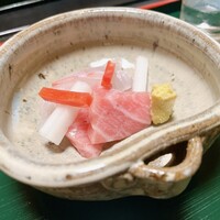 祇園にしむら - 鯛の甘くてもっちり歯応えと、マグロの口でふわっと溶ける感じが最高でした。付け合わせのにんじんと大根も酢漬けなのかよいバランスでした。