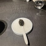 ハジメ - 海　岩礁　　スプーンに盛られたキャビア　これを混ぜながら伊勢海老と鮑と雲丹のリゾットをいただきます