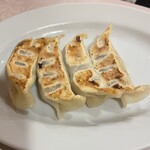 中国料理 珍満 - 鉄板焼餃子(画像は4個ですが5個入り)