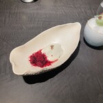 ハジメ - 磯　海の森　ビーツのソース　ミデアムレアに火を通した牡蠣　豊かに牡蠣の味が広がります