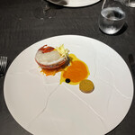 ハジメ - 海　岩礁　　伊勢海老は半生に火を通され菊とオレンジソースと濃厚海老ソースで旨味が増幅、海老のジュレは菊が香り海老らしい味わい雲丹の旨みが後からダメ押しでやってきます
