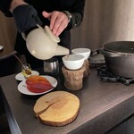 ハジメ - 湖　月とスッポン　　スープポットから器にコンソメが注がれます