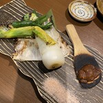 こだわり鮮魚と炭焼地鶏 炉 - 下仁田ネギ一本焼き