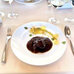 銀座 シェ・トモ - 骨付き鶏もも肉の赤ワイン煮