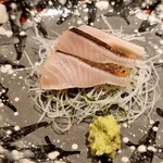 いち太 - 三重の鰆、焼き霜造り・器は雪笹